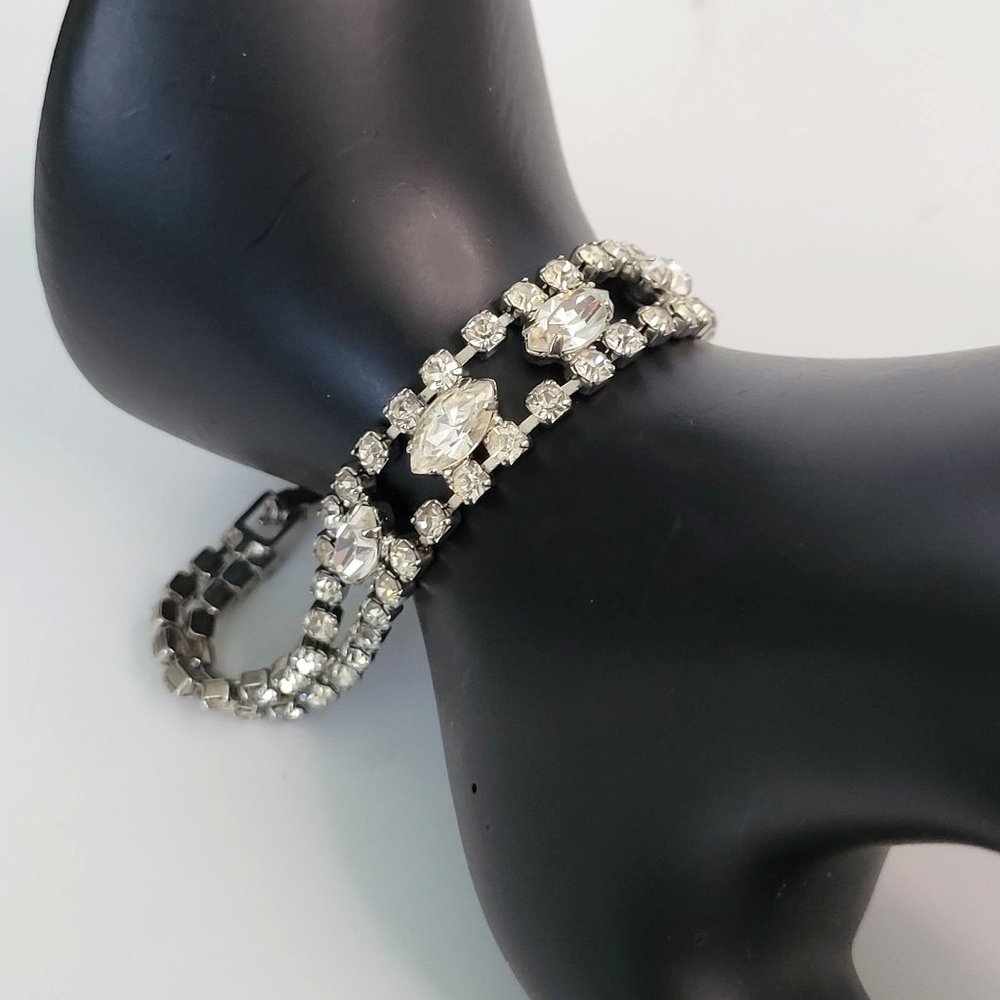 Womens Silver Tone Bracelet With Square Teardrop Shaped Crystals Box Clasp 6.75"